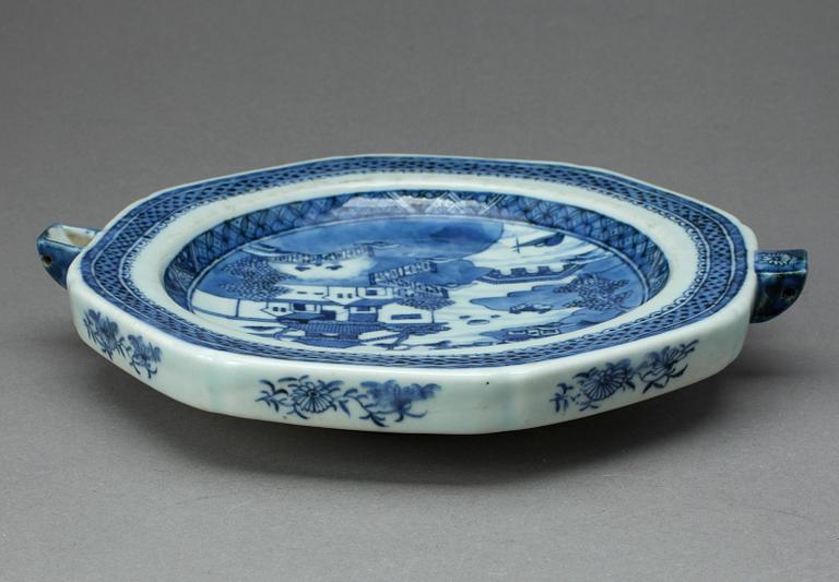 VÄRMETALLRIK, porslin, Kina tidigt 1800-tal/1800-talets första hälft.