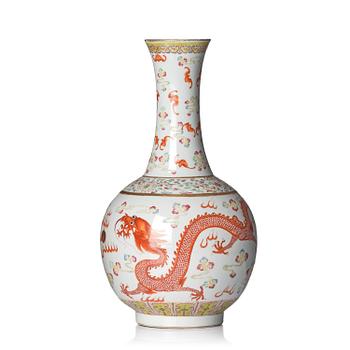 1046. A famille rose ’Dragon’ bottle vase, Qing dynasty, with Chenghua mark.