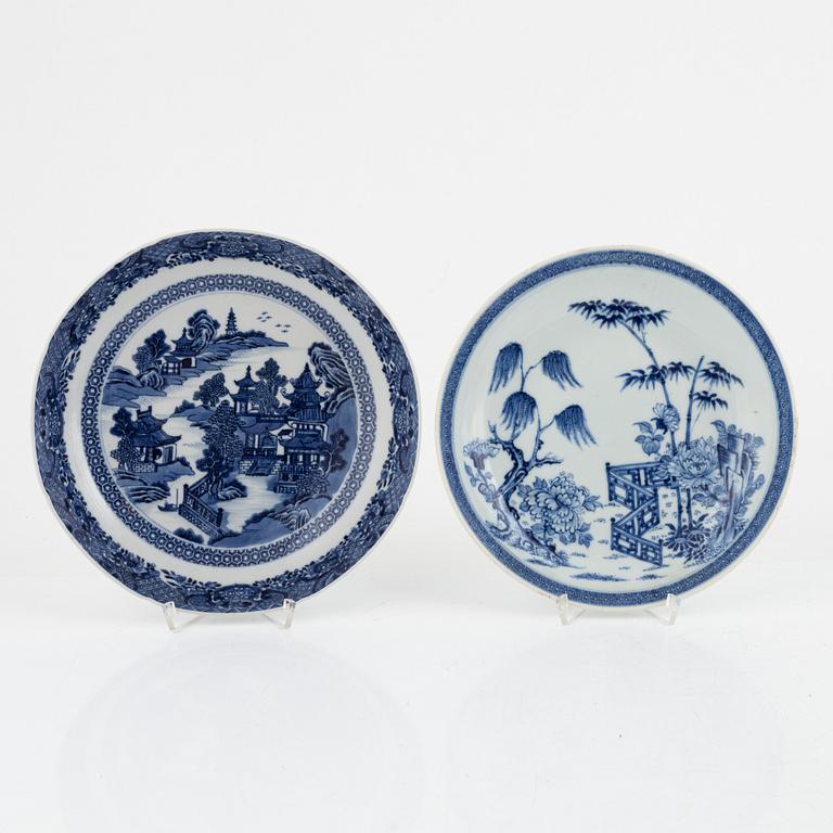 A set of seven Chinese export porcelain pieces, Qing dynasty, 18th Century.