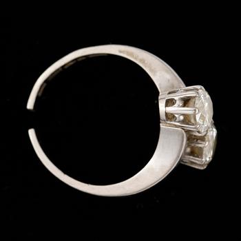 RING, sk syskonring, 18k guld med två briljantslipade diamanter tot ca 1,3 ct. Vikt ca 4,8 gram.