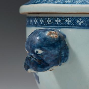An export porcelain blue and white tureen and cover, Qing dynasty, Qianlong (1736-1795).