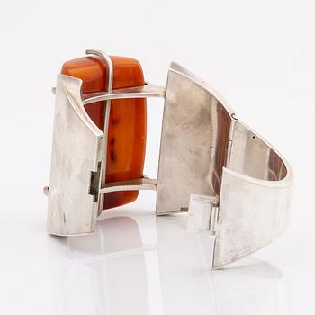 BANGLE, silver w amber, hinge mechanism, widest part approx 7 cm.