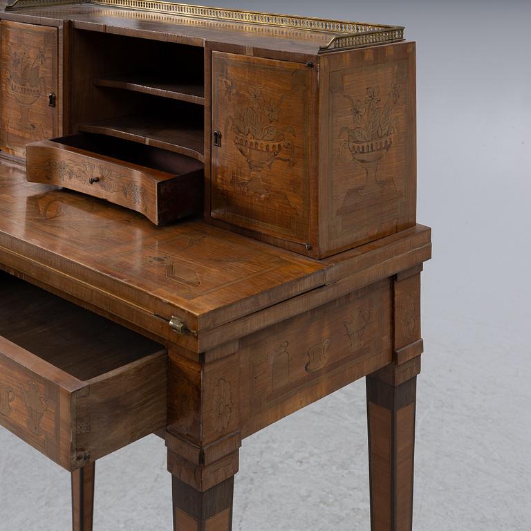 Skrivbord med uppsats, gustaviansk stil, 1900-talets början.