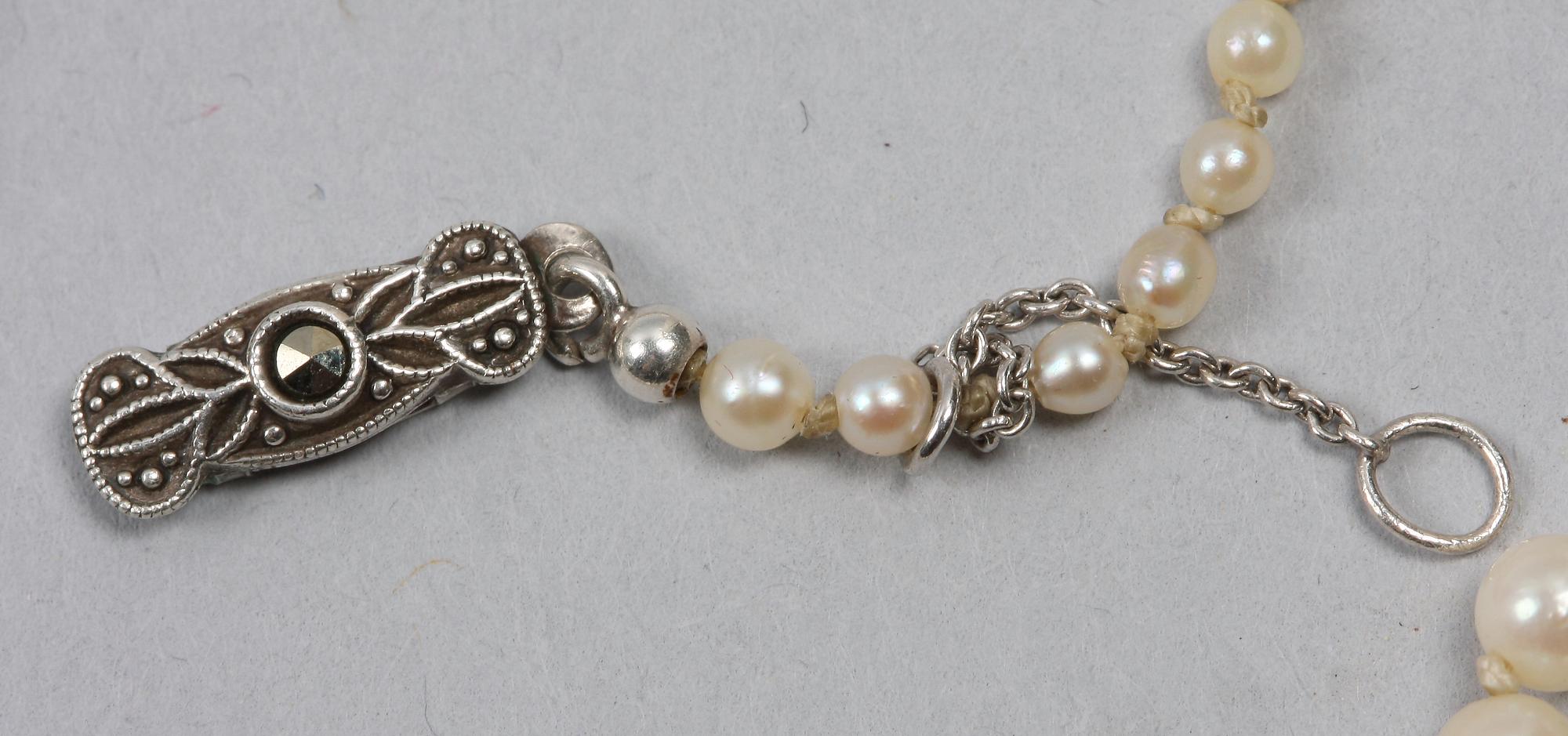 PÄRLCOLLIER, 2 st, med silverlås.