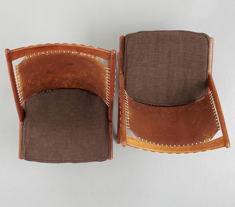Fredrik Kayser, Rastad & Relling Tegnekontor, fåtöljer, ett par, "Krysset/The Cross Chair", producerade av Gustav Bahus, Norge 1950-tal.