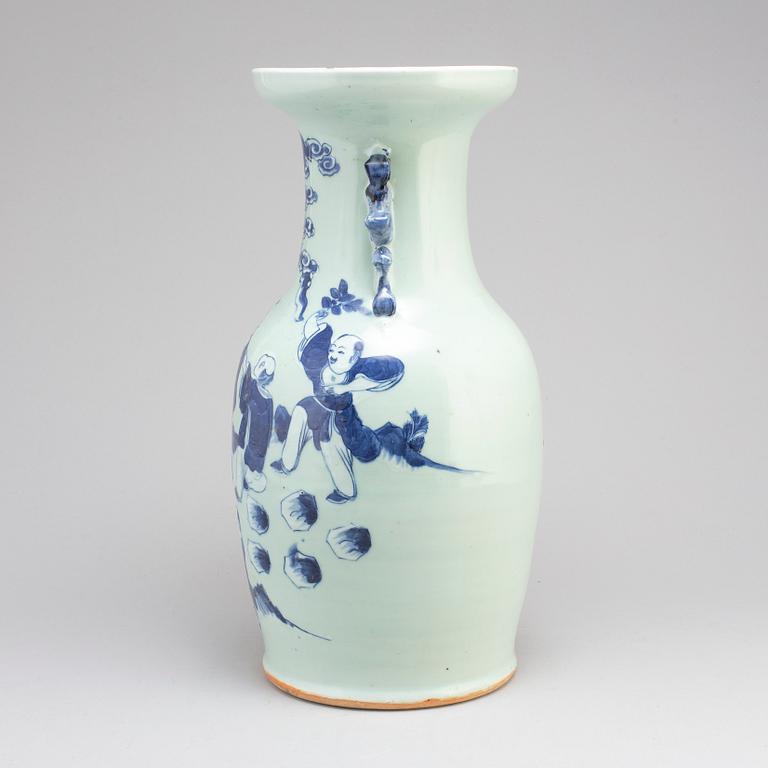A blue and white vase, Qing dynsty, circa 1900.