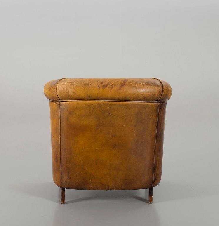 A LEATHER ARMCHAIR, end of 20th century.