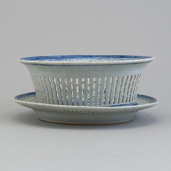 GALLERKORG med FAT, kompaniporslin. Qingdynastin, Jiaqing (1796-1820).