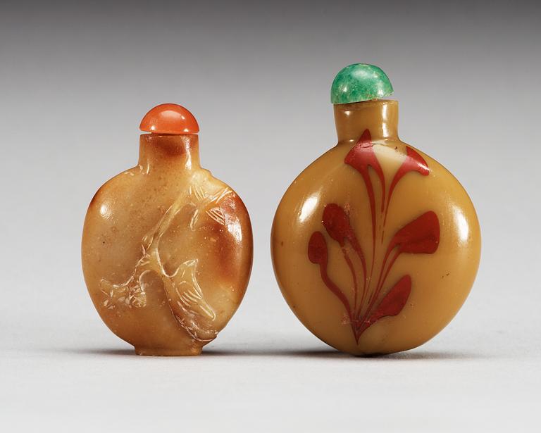 SNUSFLASKOR, två stycken, glas och sten. Kina, 1900-tal.