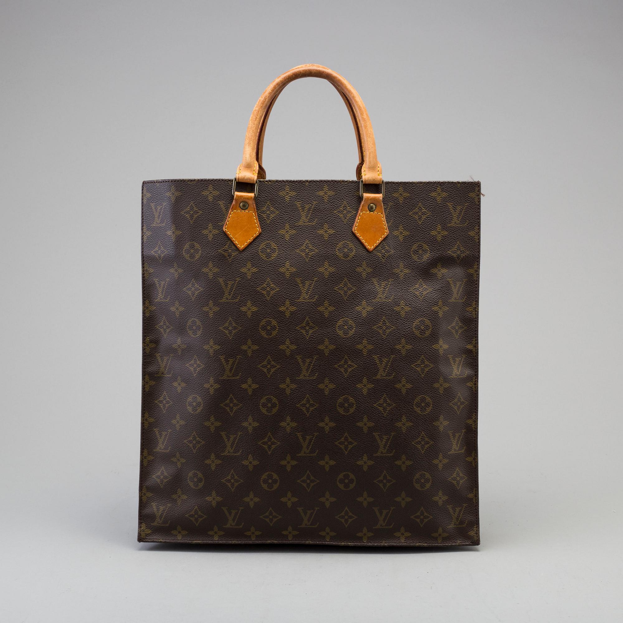 A Louis Vuitton "Sac Plât" bag.