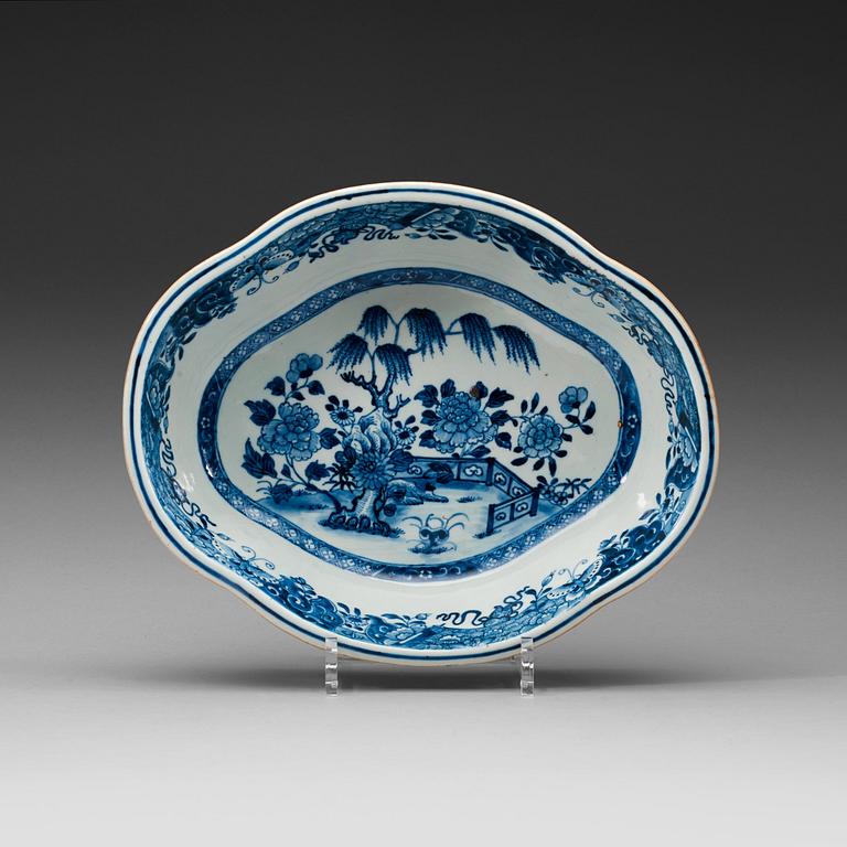 A blue and white jardinière, 18th century.