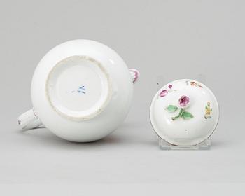 KAFFEKANNA med LOCK, porslin. 1700-tal troligen Meissen.