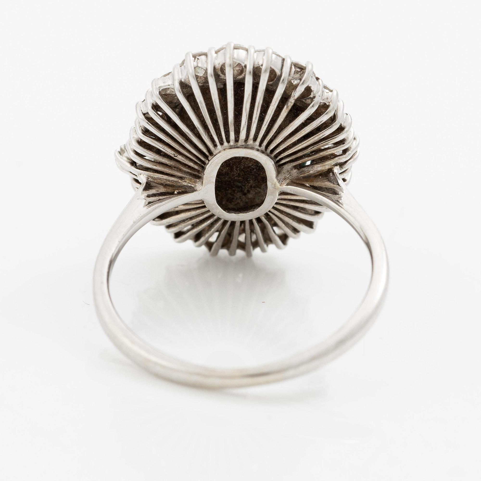 Ring 18K vitguld med turkos samt runda briljant- och baguetteslipade  diamanter.
