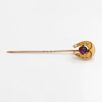 Tie pin, cabochon-cut amethyst, 14K gold.