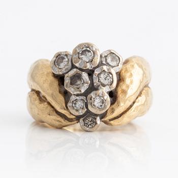 Ring in 18K gold with round brilliant-cut diamonds.