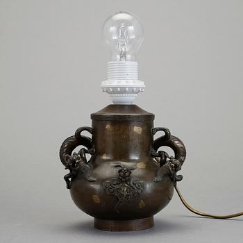 BORDSLAMPA OCH URNA, brons, Japan.