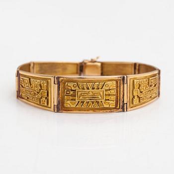 An approx. 17K gold bracelet from South America.
