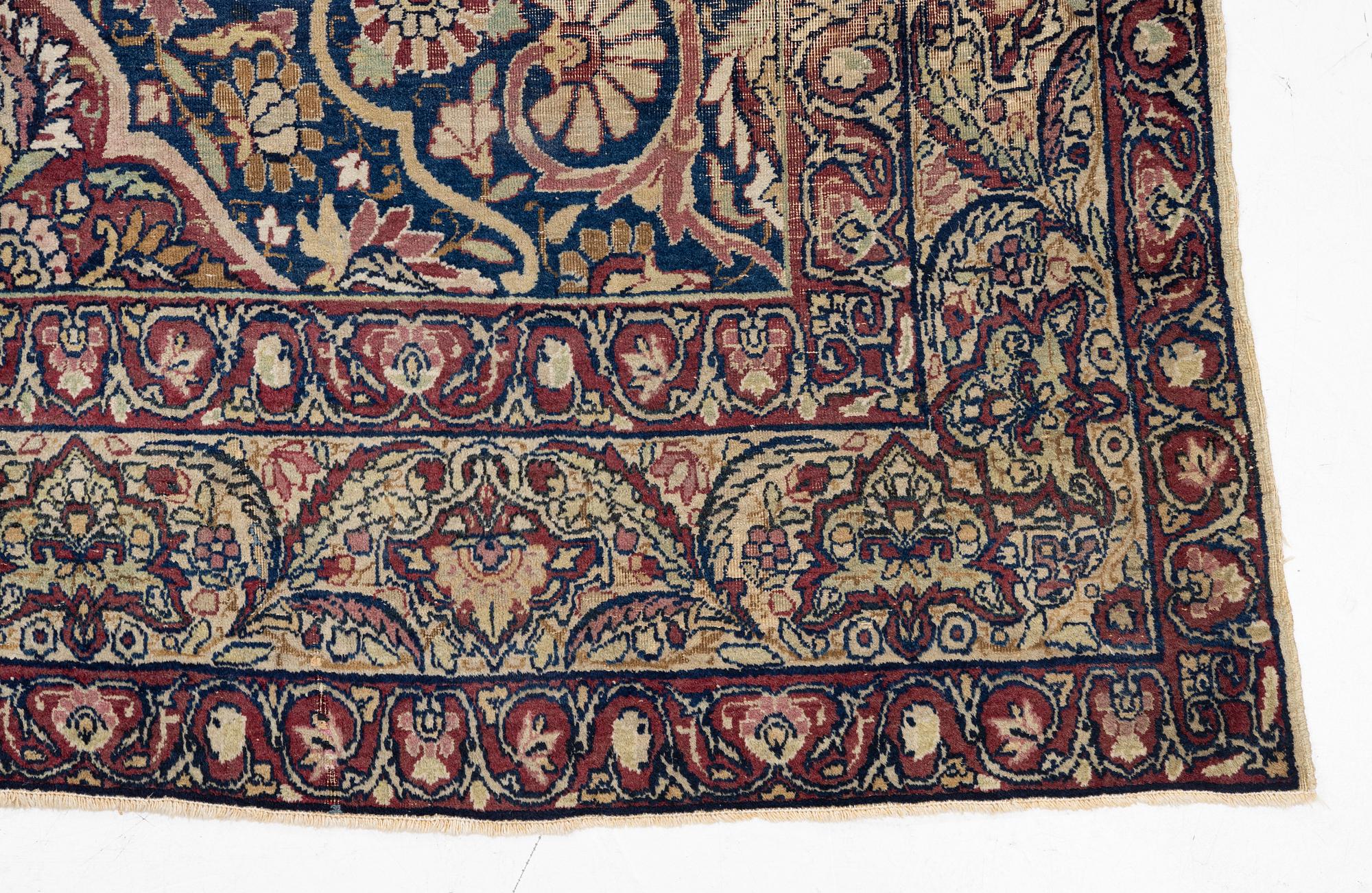 Matta, antik Kirman Laver,  Södra Persien, ca 330 x 278 cm.