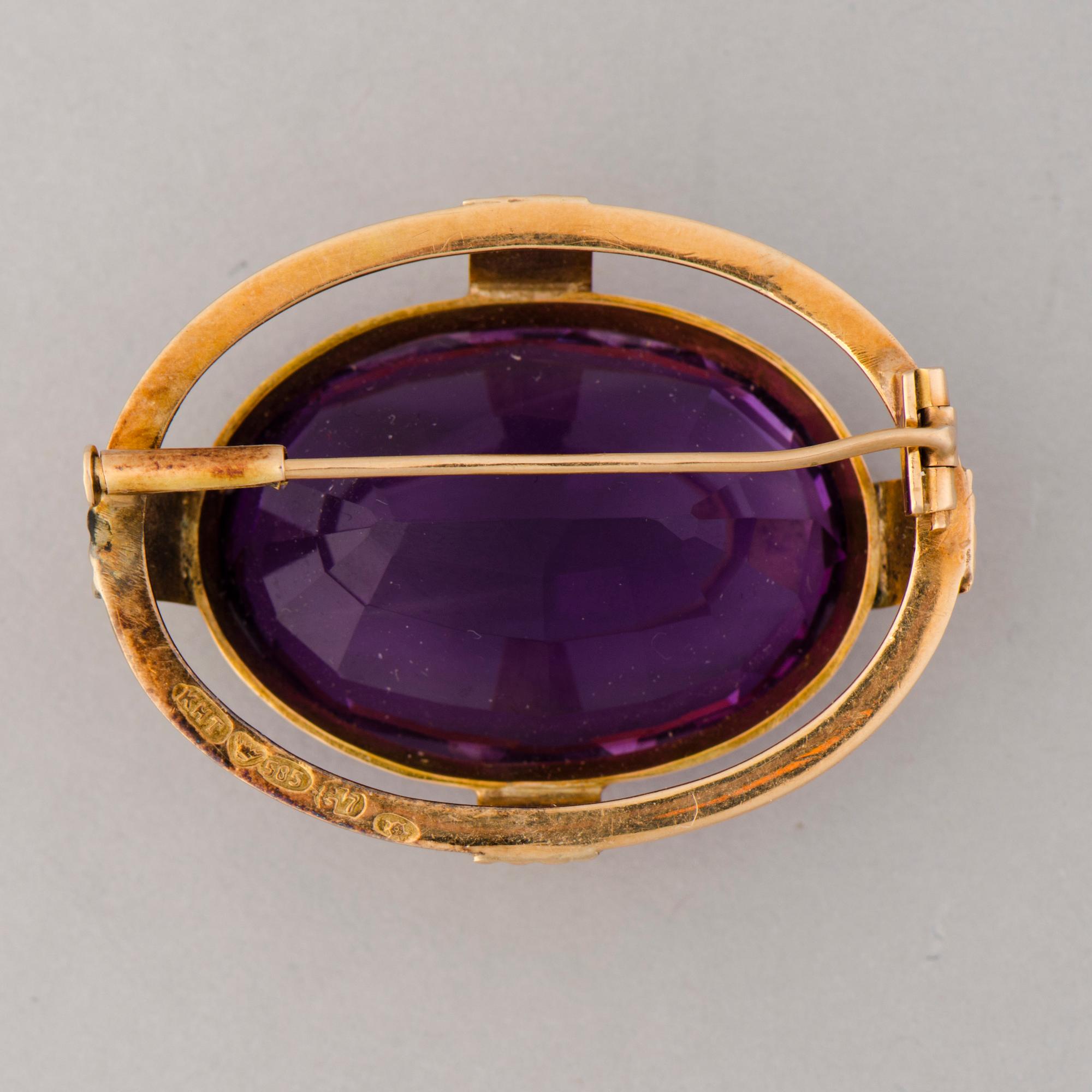 A BROOCH, facetted amethyst, 14K gold. Kulta- ja hopeatuote, Lahti Finland 1960.