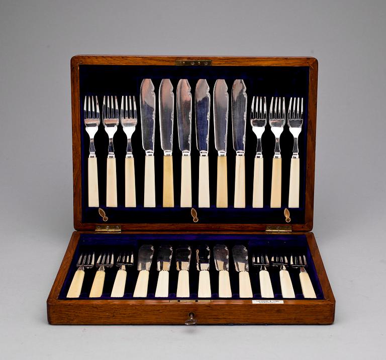 FISKBESTICK i SCHATULL, 24 delar, nysilver, Fattorini & Sons, England, tidigt 1900-tal.