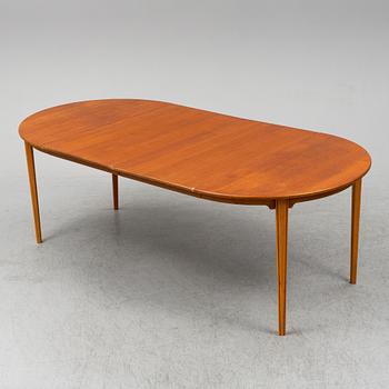 A mid 20th century dining table, 2 leaves included.