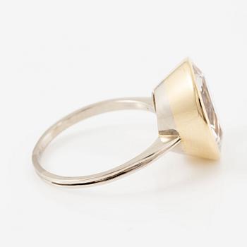 Ring, 18K guld med oval morganit 6.99 ct.