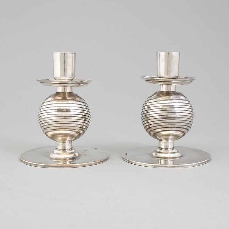 NILS FOUGSTEDT, ljusstakar, ett par, art deco, nysilver, för Fabriksaktiebolaget Kronsilver, 1930-tal.