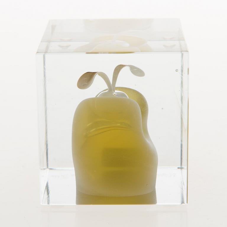 OIVA TOIKKA, AN ANNUAL CUBE, glass, signed Oiva Toikka Nuutajärvi 1989, numbered 27/2000.