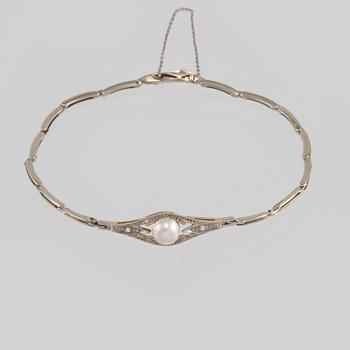 ARMBAND, 18K guld med 2 små diamanter samt odlad pärla, importstämplat. Vikt 4,5 gram.
