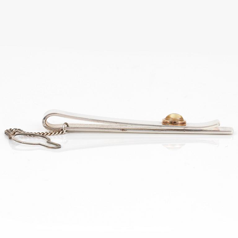 SLIPSNÅL, sterling silver med cabochonslipad kvarts, Rolf Karlsson, Stockholm, 2003. Total vikt ca 16,24 g.