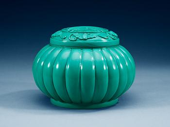 1516. A turkoise coloured Beijing glass suger bowl with cover, Qing dynasty.