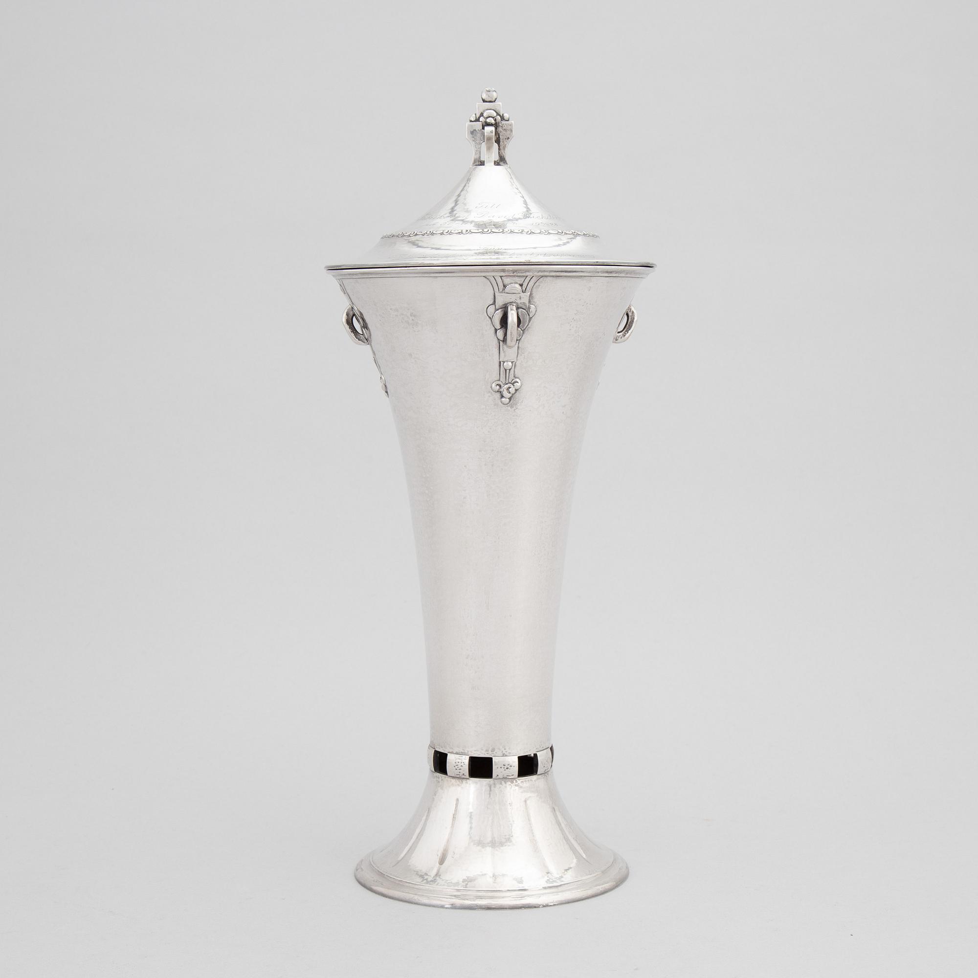 Pokal med lock, silver, 1900-tal, stämplad EM O Möller.