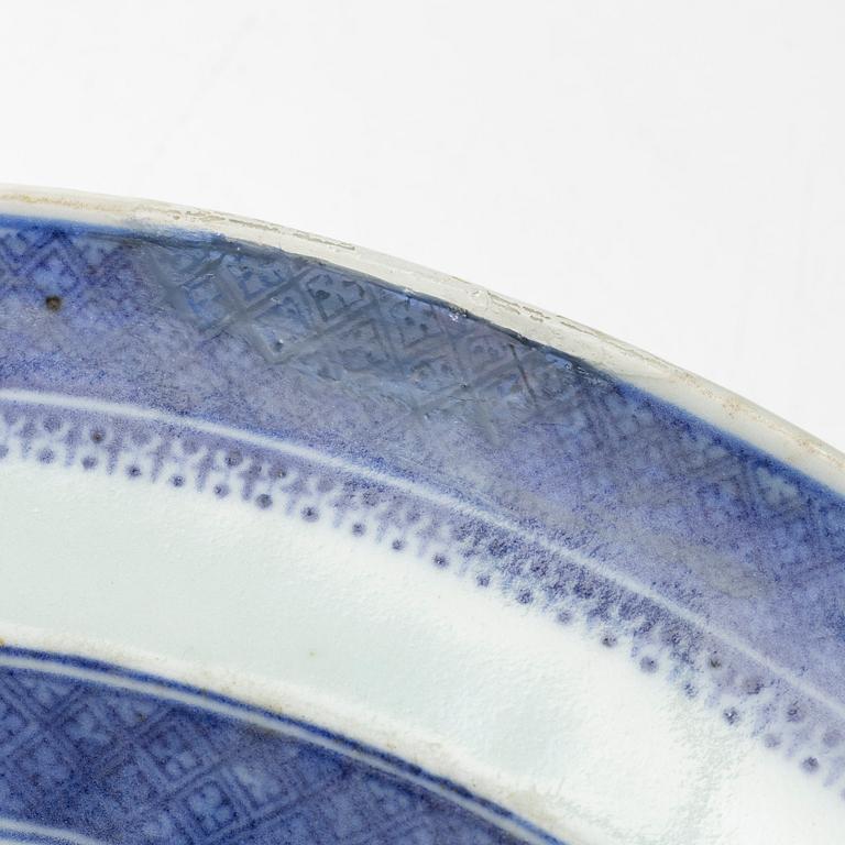 A porcelain serving dish, China, Qing dynasty, Jiaqing (1796-1820).