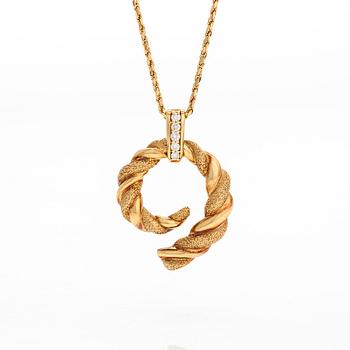 An 18K gold and diamond pendant with chain.