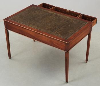 SKRIVBORD samt SKRIVBORDSSTOL, engelsk stil, 1900-talets första hälft.
