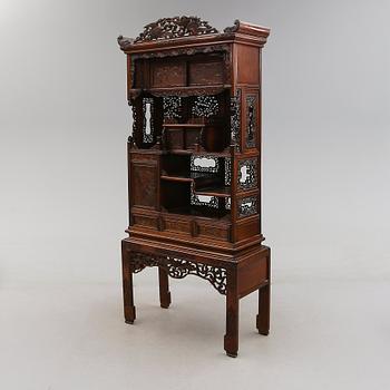 HYLLA, ostindisk, 1900-talets första hälft.