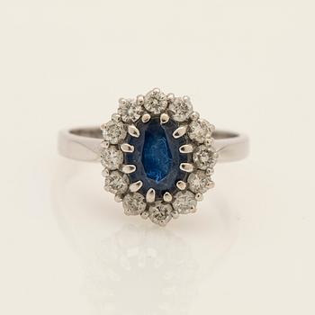 Ring, 18k vitguld med briljantslipade diamanter och safir.