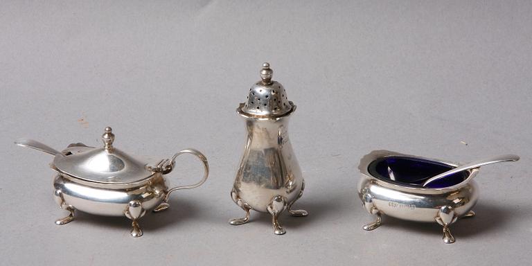 SALTKAR, 2 st, samt STRÖARE, silver, Birmingham 1924.