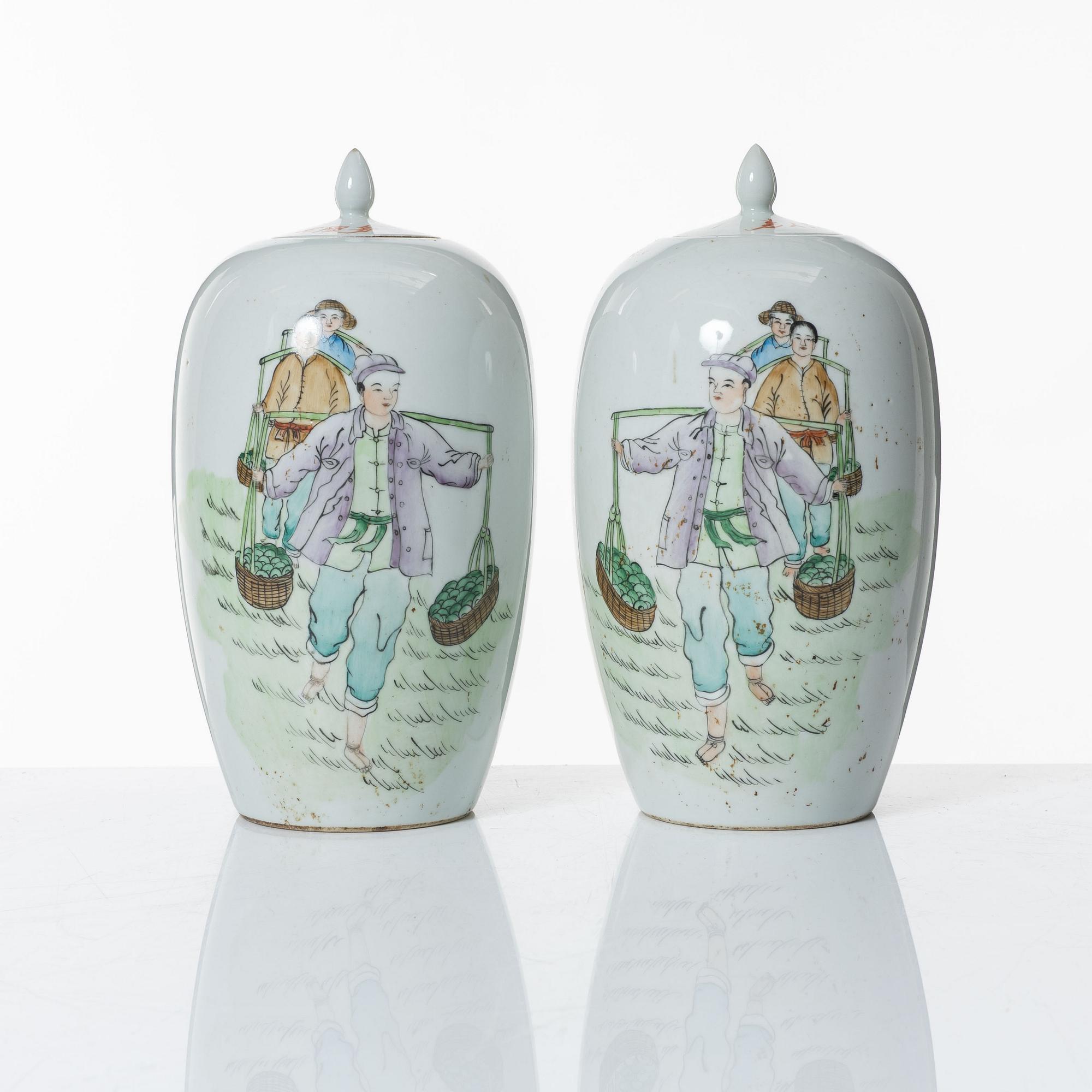 A pair of Chinese porcelain urns with covers, second part of the 20th century.