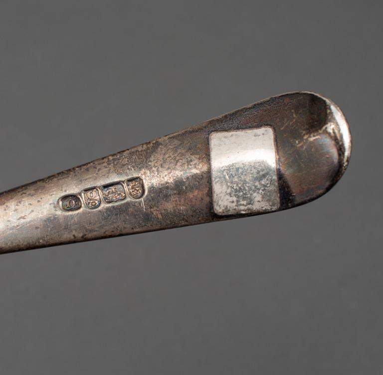 Charles Shipway, ragusked, silver, London 1832 och John Lambe, soppslev, silver, London 1782.