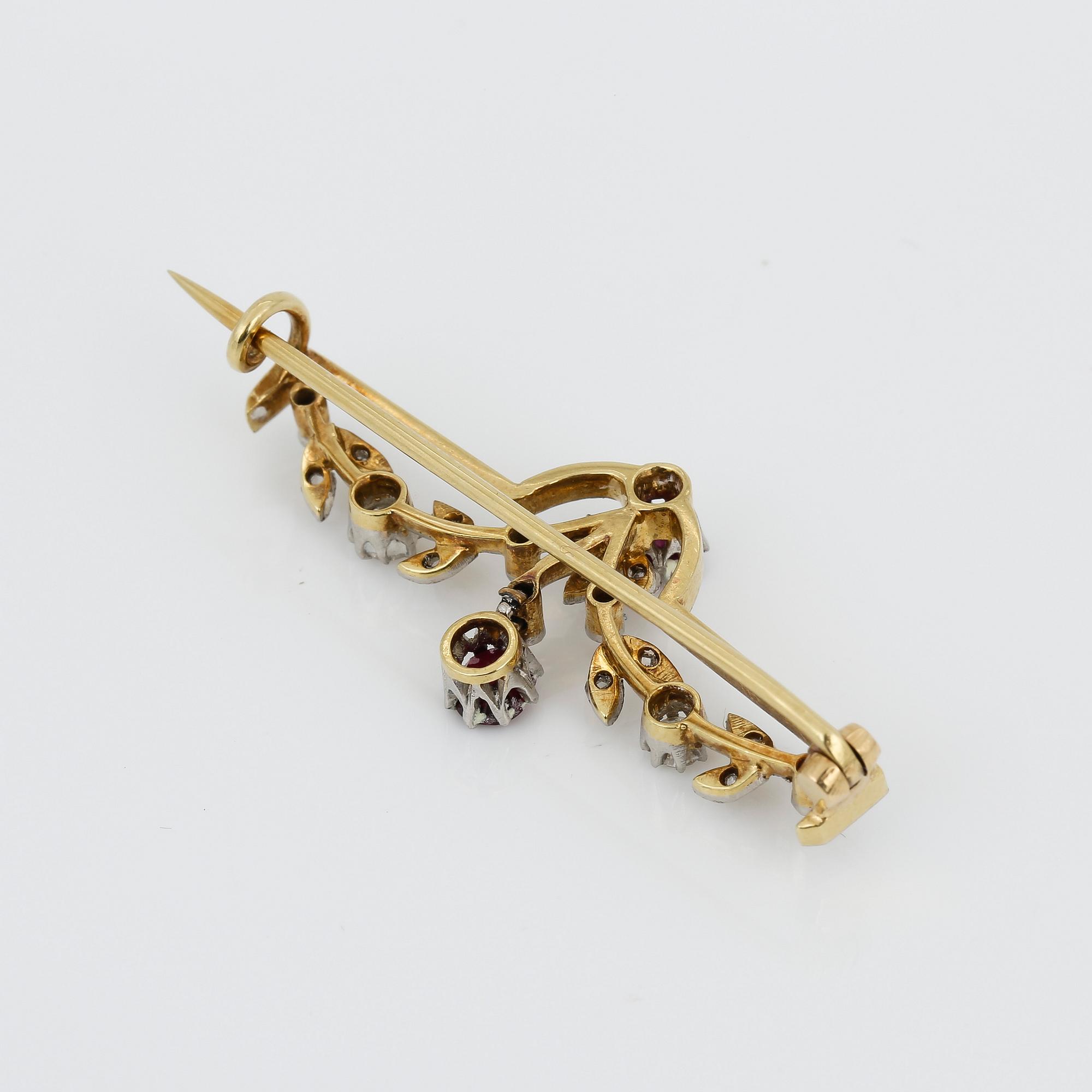 BROSCH, 18K guld med runda fasetterade rubiner, tot ca 0,40 ct och små rosen och gammalslipade diamanter. Vikt ca4,48 g.