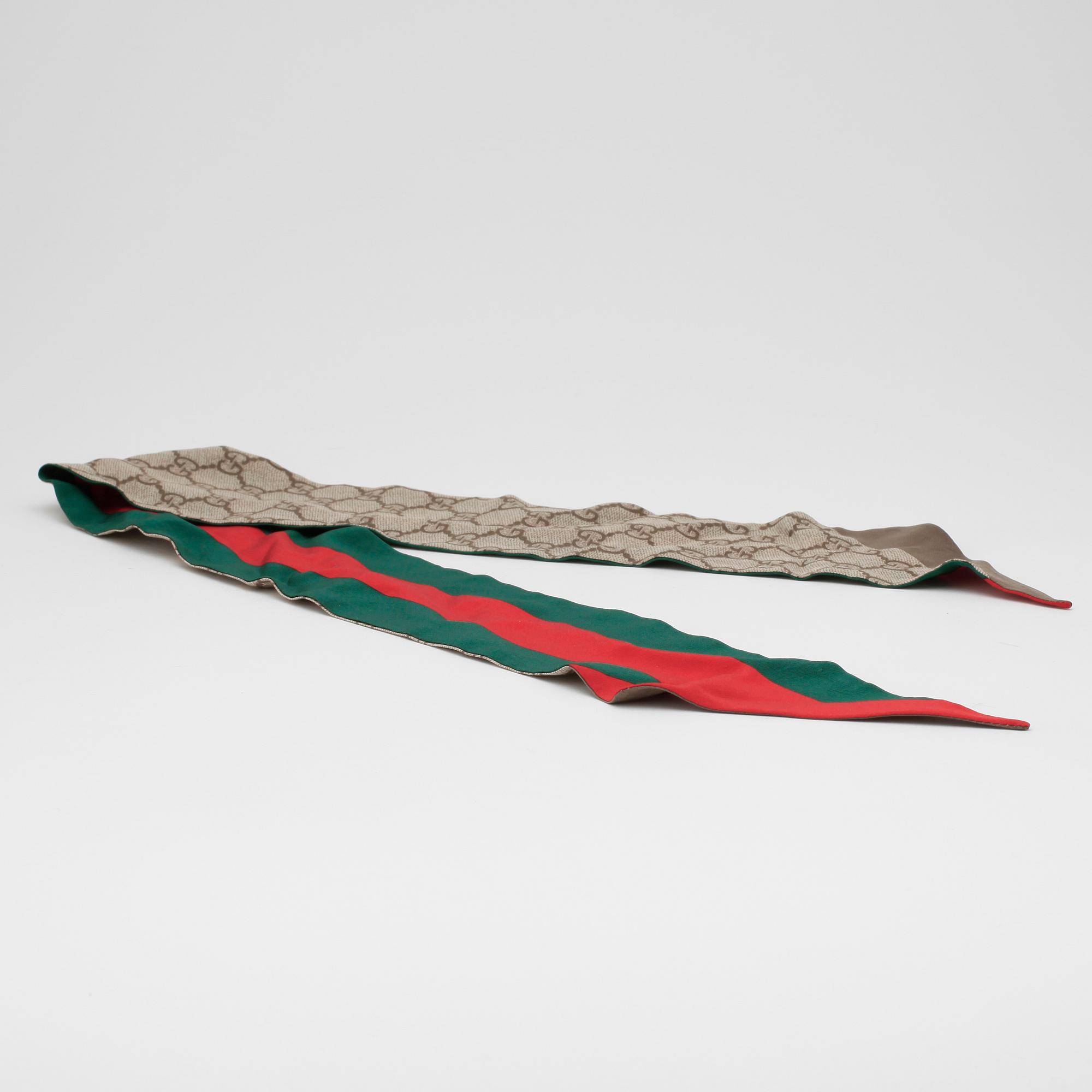 GUCCI, ballerinaskor, plånbok, scarf samt axelremsväska.