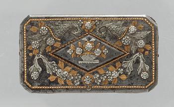 A RUSSIAN 19TH CENTURY STEEL AND COPPER SNUFF-BOX.