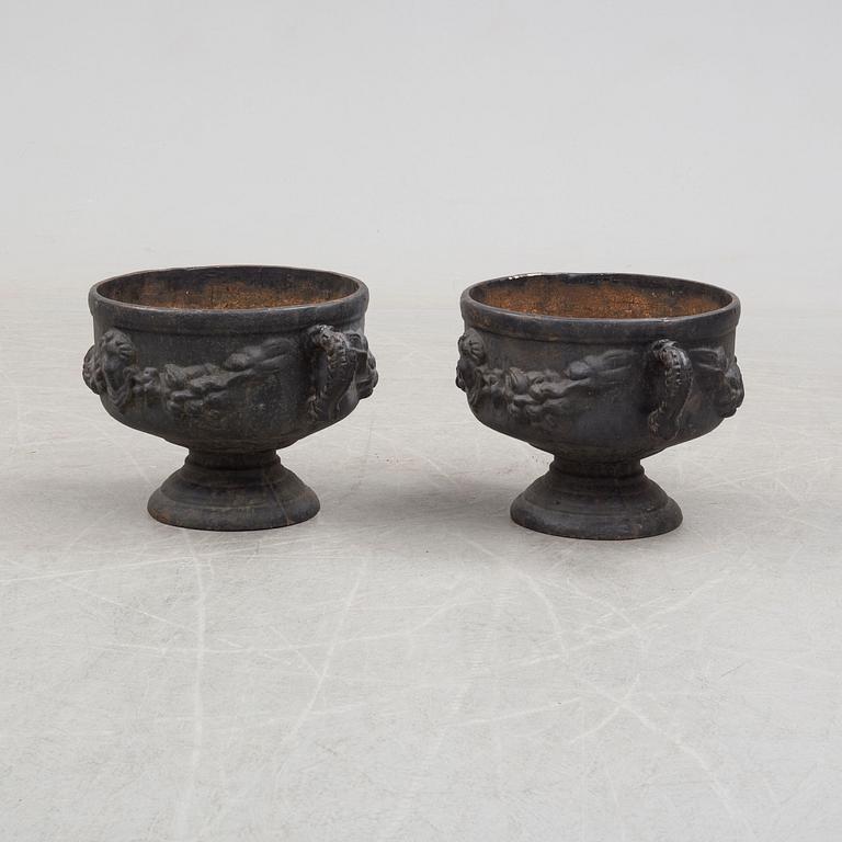 TRÄDGÅDSURNOR, ett par, 1900-talets början.