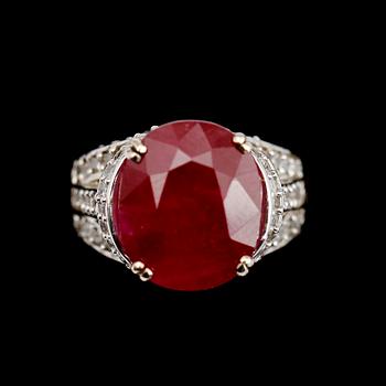RING, 14 k vitguld, rubin ca 11.0 ct , diamanter tot ca 1.0 ct.