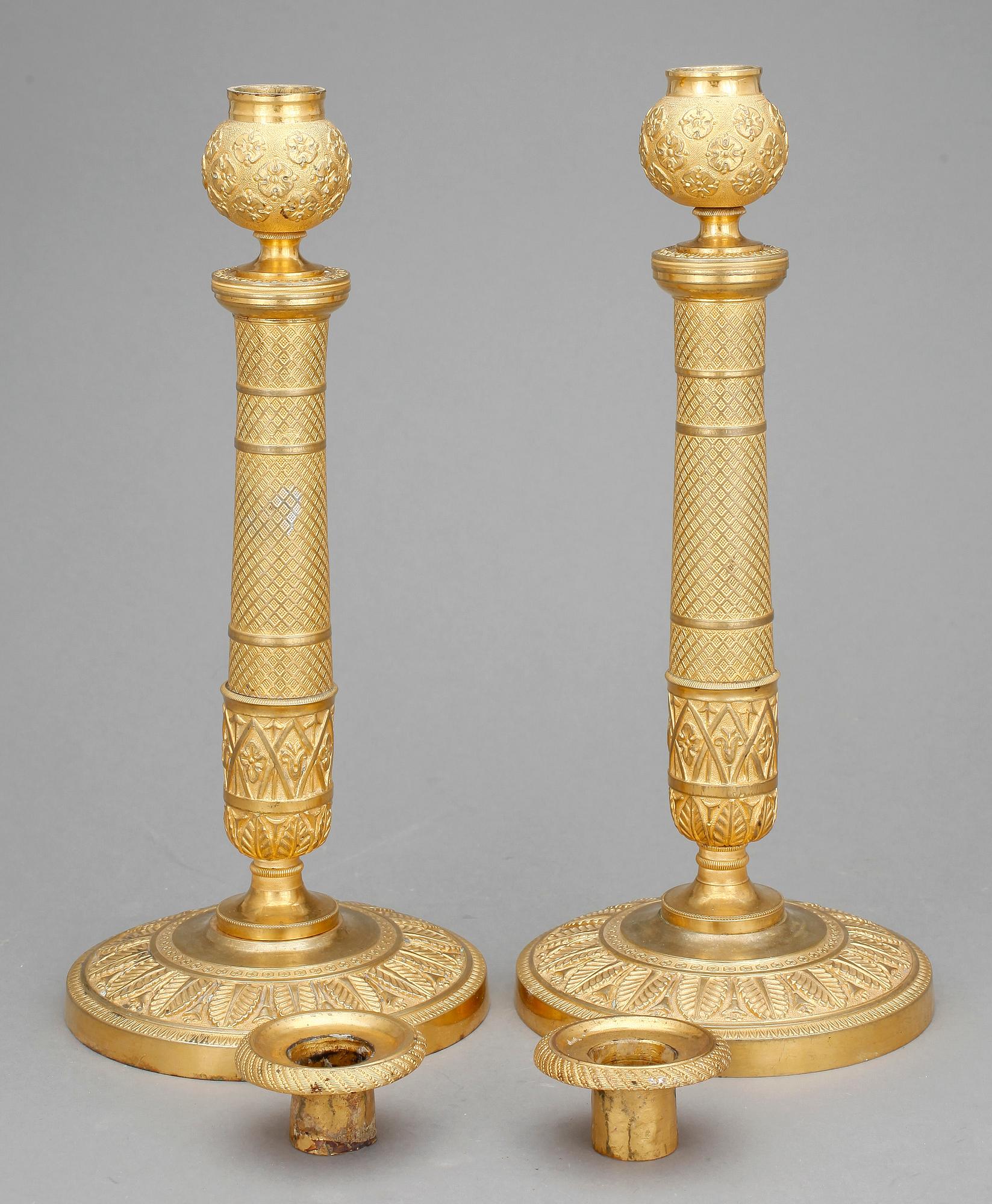 LJUSSTAKAR, ett par, empire, förgylld brons, 1800-talets första hälft.