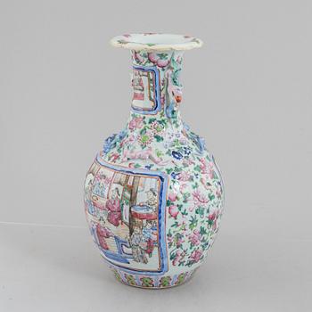 A porcelain vase, China, Qingdynasty, 19th century.