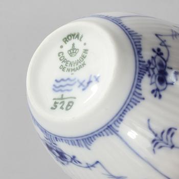 KAFFESERVIS, 23 delar, porslin, "Musselmalet", Royal Copenhagen, 1900-talets andra hälft.