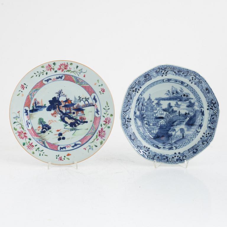 A group of four (2+2) Chinese porcelain plates, Qing dynasty, Qianlong (1736-95).