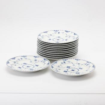 Royal Copenhagen, mattallrikar, 12 st, porslin, "Musselmalet helblond", Danmark.